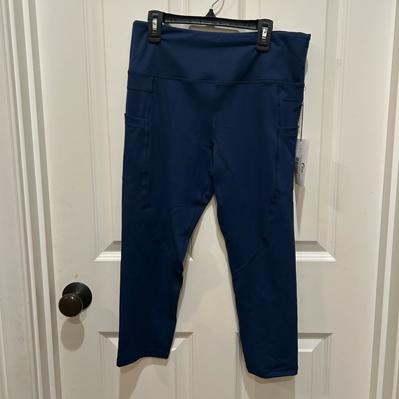 Zyia Light n Tight Capri Leggings - Picture 5 of 8